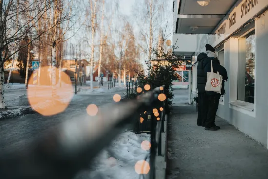 Två personer som tittar i skyltfönster