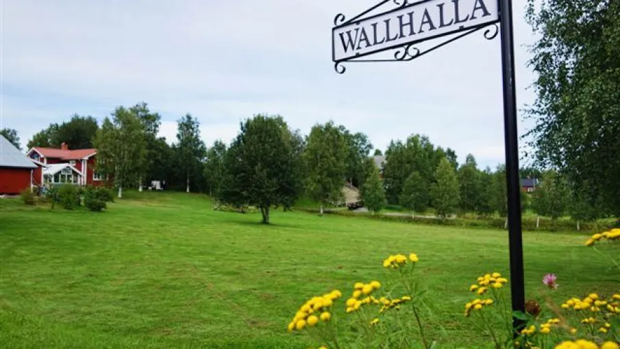 wallhalla-skylt-aker.jpg