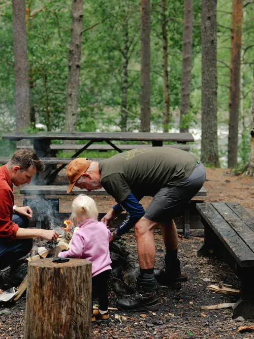 Personer som lagar mat utomhus