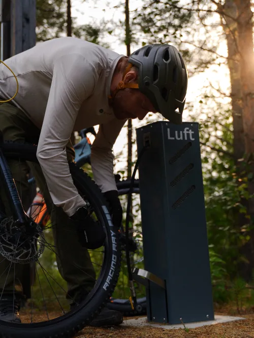 Person som pumpar däcken på cykel