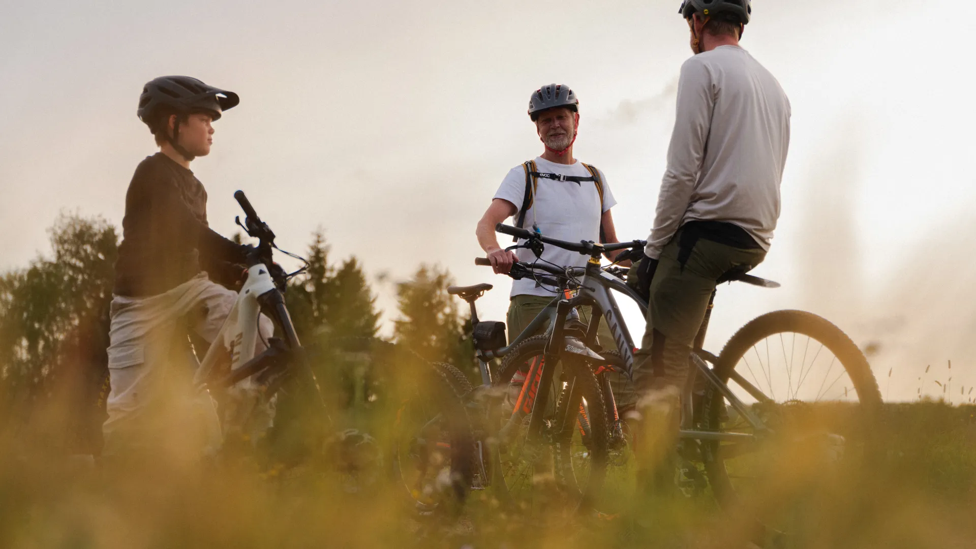 Grupp som cyklar 