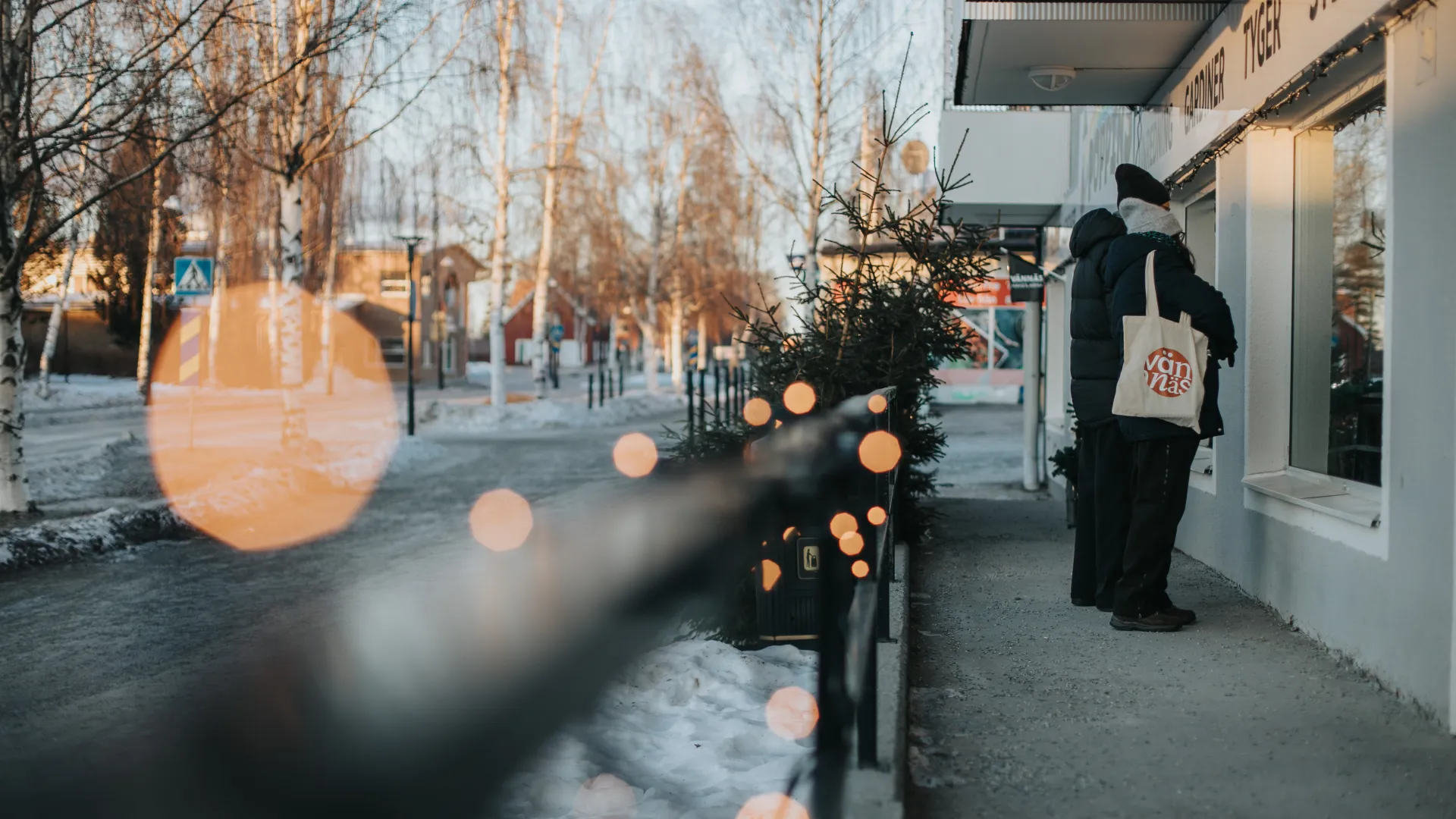 Personer som kollar i skyltfönster